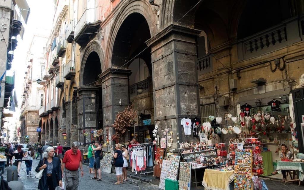 B&B Spaccanapoli A Due Passi Da Via Tribunali Bagian luar foto