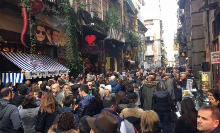 B&B Spaccanapoli A Due Passi Da Via Tribunali Bagian luar foto