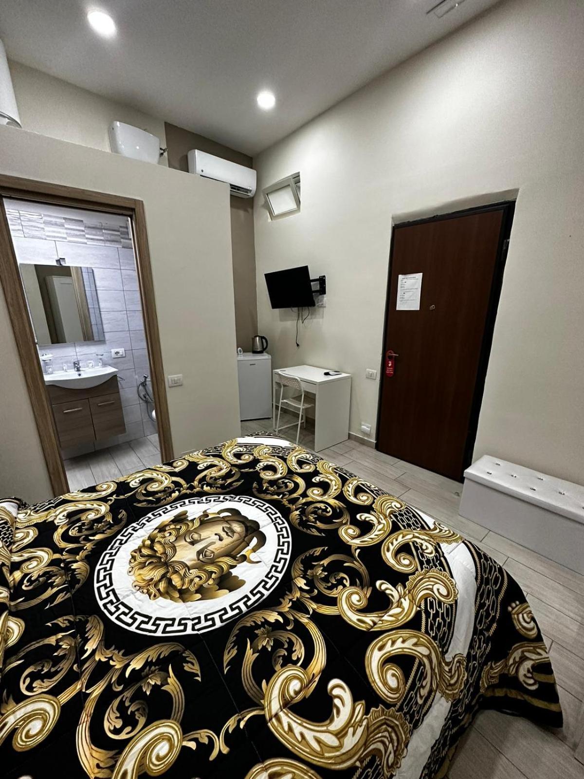 B&B Spaccanapoli A Due Passi Da Via Tribunali Bagian luar foto